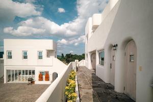 a view of a white building with a balcony at 레이니데이 in Namŭm-ni