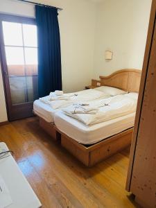 two twin beds in a room with a window at Chalet Rin da Pemont in Livigno