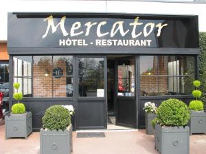 ヴァンドームにあるMercatorのホテルのレストランの表面に看板があります。