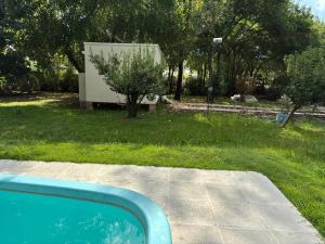 a view of a yard with a swimming pool at Blanco Jazmines in Concepción del Uruguay +2 photos