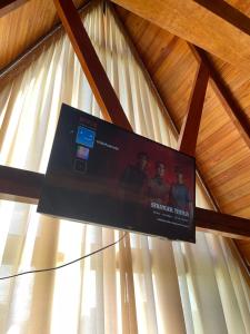 a screen that is hanging from a ceiling at Chalé Fusinato in Witmarsum