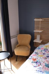 a bedroom with a chair and a bed at Beau studio calme, indépendant avec terrasse in Pessac +3 photos