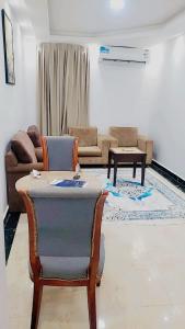 a living room with a couch and a table at فندق جولدن نيو روز بلازا جازان in Jazan +2 photos