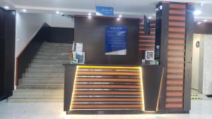 a lobby with a staircase with a counter and a stair case at فندق جولدن نيو روز بلازا جازان in Jazan