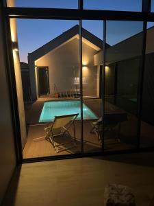 a view of a swimming pool through a window at Fine Arts in Moledo