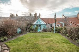 a house with a lawn in front of it at Stoneywell Cottage - Elie in Elie