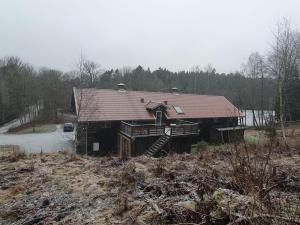 a house with a red roof sitting on top of a field at Annexet Hjälmareds mill in Alingsås +1 photo