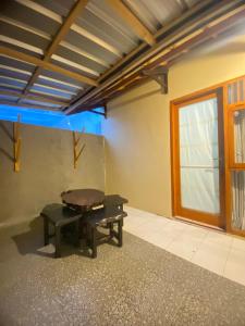 a room with a table and a bench at Sadewa homestay batukaras in Batukaras
