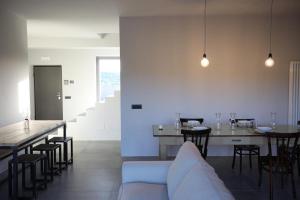 ein Wohnzimmer mit einem weißen Sofa und einem Tisch in der Unterkunft C A S A A D E L E per una vacanza in semplicità e relax in Itri