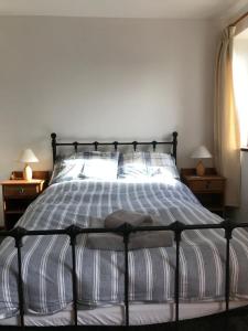 a bedroom with a bed with a black frame at Millbrook House Apartments 3 in Milton +15 photos