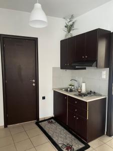a kitchen with a sink and a black door at ArMA URBAN LIVING in Bendevís