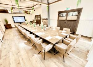 a large conference room with a long table and chairs at Hotel the Farmhouse No 50 - kostenfreies Parken! - Cafe & Eventrooms in Osnabrück