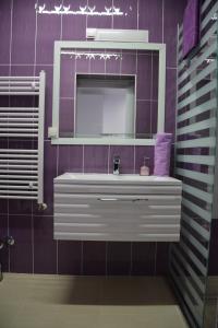 une salle de bain avec un lavabo blanc et un miroir dans l'établissement Hotel Vrata Bosne, à Velika Kladuša