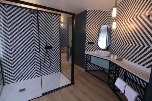 a bathroom with a shower and a sink at Casa dos Americanos - Suite Wellness in Briño
