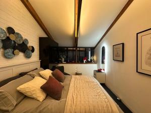 a bedroom with a bed in a room at Luxury Double Room in Chislehurst +5 photos