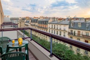 un balcon avec une table et des chaises et une vue dans l'établissement Citadines Bastille Gare de Lyon Paris, à Paris