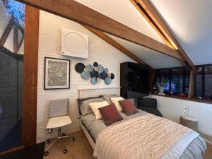 a bedroom with a bed in a room at Luxury Double Room in Chislehurst