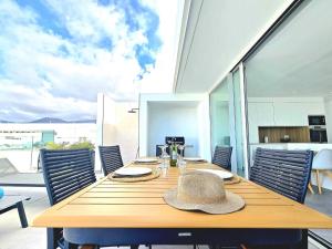 a wooden table with a hat on top of it at AUX VILLAS DE MICK in Callao Salvaje