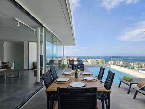 a dining room with a table and a view of the ocean at AUX VILLAS DE MICK in Callao Salvaje