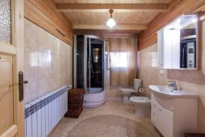コシチェリスコにあるudanypobyt Apartament Przy Lesieのバスルーム(トイレ、洗面台付)