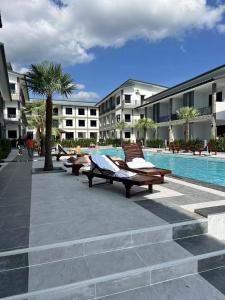 a row of benches sitting next to a swimming pool at Double Rock Beach Hotel in Thong Sala