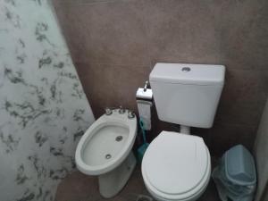 a bathroom with a toilet and a bidet at Soñada San Rafael in San Rafael
