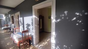 a room with a door open to a dining room at Wahnon Guesthouse in Paul
