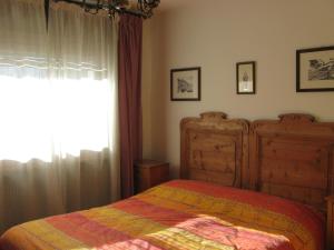 1 dormitorio con cama y ventana en bruno piller hoffer, en Sappada