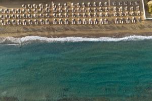 eine Luftaufnahme des Strandes und des Meeres in der Unterkunft Civitel Creta Beach in Ammoudara