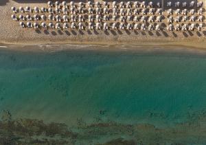 Luftaufnahme eines Strandes mit vielen Stühlen in der Unterkunft Civitel Creta Beach in Ammoudara