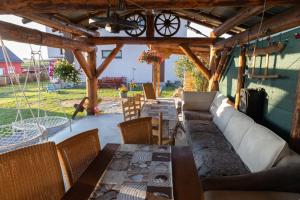 a living room with a couch and a table at Sári Vendégház in Remetea