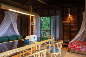 a room with a table and chairs and a bedroom at The Rock Lodge in Ban Nahin-Nai (1)