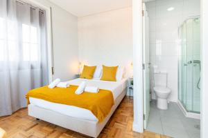 a bedroom with a bed and a shower and a toilet at Magnolia Inn in Aveiro +262 photos