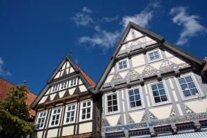 a white and black building with white windows at Ferien im Fachwerkhaus in Celle