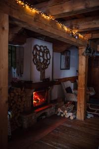 a living room with a fireplace with a fire at Chata Svahovka in Malá Morávka