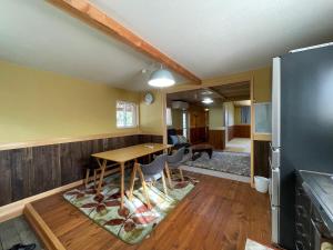 eine Küche und ein Esszimmer mit Tisch und Stühlen in der Unterkunft まるごや 船でしか行けない離島の一棟貸し宿 in Hinase