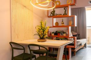 a dining room with a table and chairs at Modernidade no Coração de Cuiabá in Cuiabá +24 photos