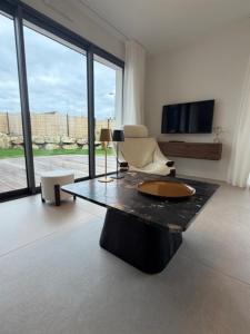 a living room with a coffee table and a couch at Ty Rosc'OFF, Plain-pied de charme, tout récent, à proximité immédiate du centre de Roscoff in Roscoff
