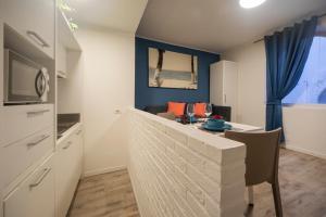 a kitchen and living room with a table and chairs at Casa Corallina Parma in Parma