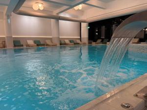 a pool with a water fountain in a hotel room at STUDIO JACUZZI BELLE VIEW SINAIA-free parking in Sinaia