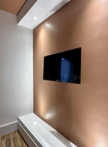 a flat screen tv on the corner of a wall at Studio 2 des Remparts à 5mins de Charleville-Mézières in Warcq