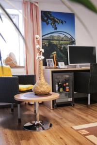 eine Vase steht auf einem Tisch im Wohnzimmer in der Unterkunft Vila Belaggio in Plattling