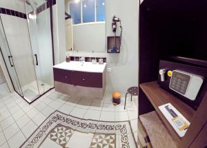 a bathroom with a sink and a shower at La Petite Forge - Quai 75 & Quai 80 in Châtellerault +29 photos