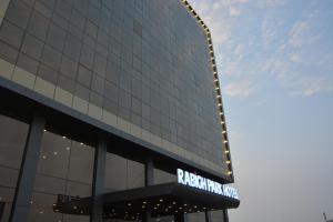 Un edificio con un cartel al costado. en Rabigh Park Hotel, en Rabigh