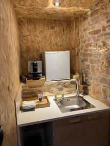 a kitchen with a sink and a microwave at Auberge des Riders in Loze