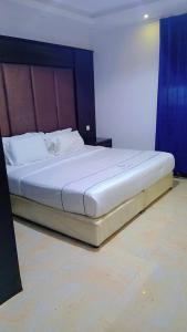 a bedroom with a large bed in a room at فندق جولدن نيو روز بلازا جازان in Jazan