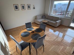 a living room with a table and chairs and a couch at Apartament Elizabeth in Gdynia