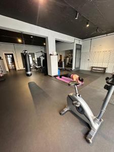 a woman doing a push up in a gym at The Underground MOOTEL in Porumbacu de Jos