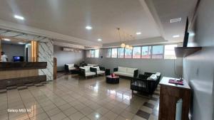 a large living room with couches and tables in a building at Victoria Plaza Hotel in Palmas