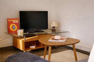 a living room with a tv and a coffee table at Résidence A Stella in Piana
